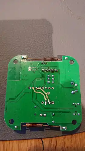 Rückseite der Sonoff RF Bridge R2 V1.0 mit Flash-Verbindungen