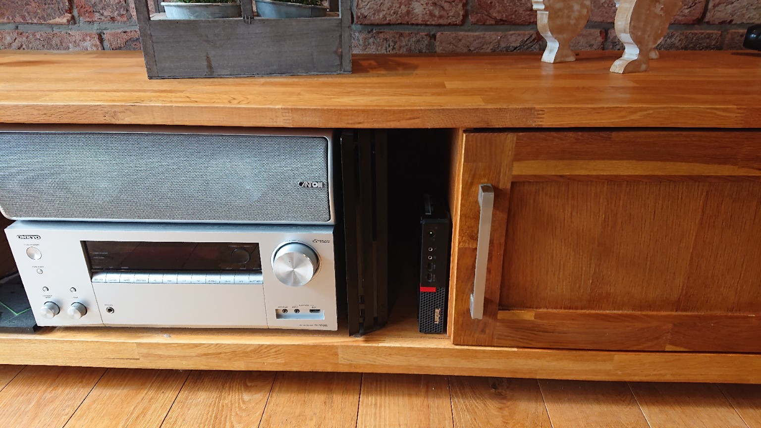 Unser Homeserver steht unauffällig im Wohnzimmer-Lowboard